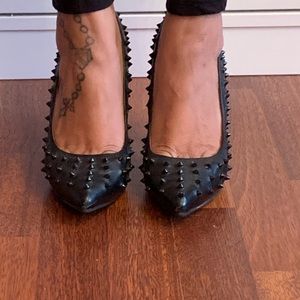 Black spikes pumps